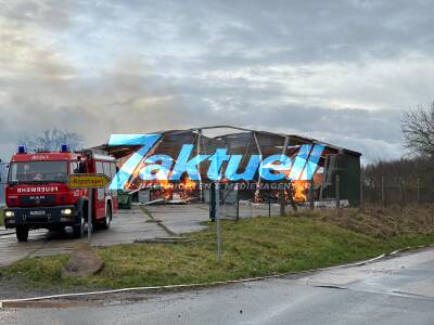 Großbrand zerstört Lagerhalle einer Putenfarm - 500.000.00 Euro Schaden - 15m Hohe Flammen schlagen aus dem Dach (OnTape) - Großeinsatz für die Feuerwehr Prignitz und Ostprignitz - Schwefelsäurebehälter in der Halle - Kein Löschen möglich - Einsturzgefahr