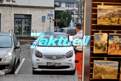 Spektakulärer Unfall - Vorwärtsgang mit rückwärts Gang verwechselt - Rentnerpaar kracht in Buchgeschäft - Reißt Mann auf der Motorhaube mit - Augenzeugen Sprachlos