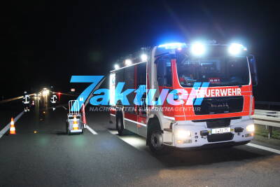 Transporter kracht in Leitplanke - Unfall A38 bei Zwenkau - Trümmerteile verteilten bis auf die Gegenfahrbahn
