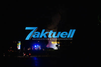 PKW brennt an Tankstelle - Mitarbeiter versuchts zuerst mit Handfeuerlöscher - Zapfsäulen nur 15m entfernt