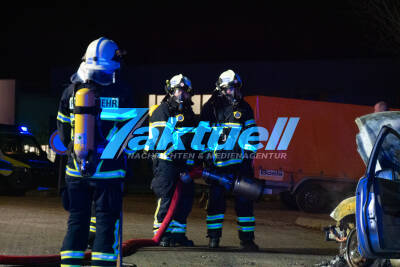 PKW brennt an Tankstelle - Mitarbeiter versuchts zuerst mit Handfeuerlöscher - Zapfsäulen nur 15m entfernt