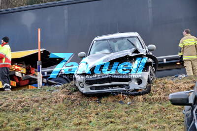 Verkehrskollaps nach 3-fach Crash - BMW gerät in Gegenverkehr und rammt zwei PKW´s - Fahrerin schwer verletzt