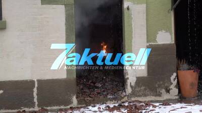 Feuerwehr löscht von ihrem Hof aus: 100 jähriges Landwirtschaftliches Anwesen im Vollbrand - 150 Feuerwehrleute im Großeinsatz - Tiere können gerettet werden, Haus und Scheune nicht - Mehrere hunderttausend Euro Schaden
