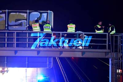 Aktivisten blockieren A44 bei Lützerath - Höheninterventionsteam der Polizei seilt Aktivistin von Schilderbrücke ab - Mehrere Spuren der Autobahn gesperrt