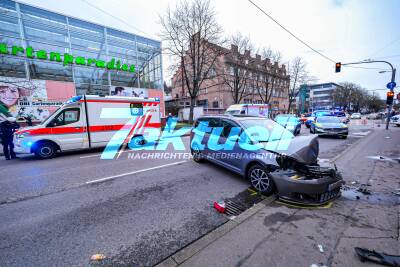 VW Touran prallt gegen Hausmauer - Kind schwer verletzt