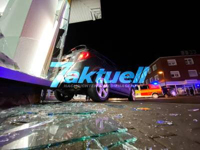 Notarzteinsatzfahrzeug verunfallt mit PKW auf Einsatzfahrt - PKW rollt in Schaufensterscheibe  - Ersthelferin mit Hund berichtete von Gaffern - 2 leicht Verletzte Personen - 60.000€ Schaden