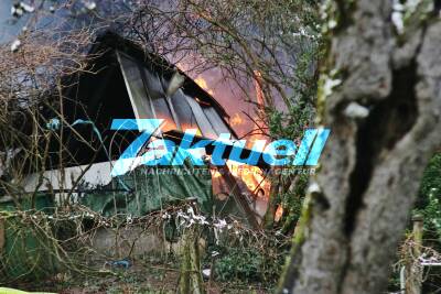 Gartenhausbrand - 81 jähriger bei Löschversuchen schwer verletzt - Feuerwehr Schorndorf mit mehreren Abteilungen im Einsatz
