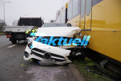 Schwerer Stadtbahnunfall mit  PKW