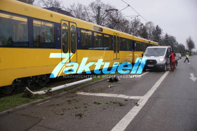 Schwerer Stadtbahnunfall mit  PKW