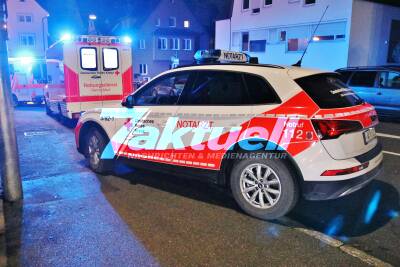 Brandstiftung! - Kripo ermittelt - Feuer in Treppenhaus gelegt - Feuerwehr rettet Menschen über Drehleiter - Ein dutzend Verletzte