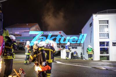 Brand in Tiefgarage mit starker Rauchentwicklung: Feuerwehr im Großeinsatz - 3 Personen von Feuerwehr evakuiert, 11 im Hotel untergebracht