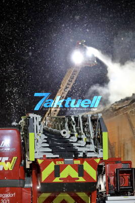Großeinsatz bei Schneefall: Mehrparteienhaus steht lichterloh in Flammen, Landkreisgrenz-überschreitender Feuerwehreinsatz 