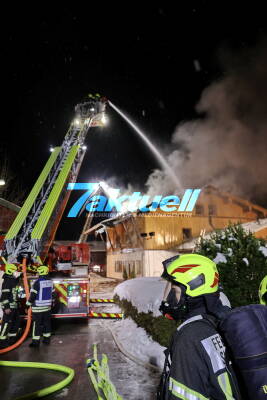 Großeinsatz bei Schneefall: Mehrparteienhaus steht lichterloh in Flammen, Landkreisgrenz-überschreitender Feuerwehreinsatz 