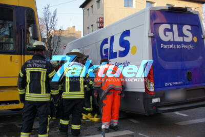 Lieferwagen kollidiert mit Stadtbahn - Unfallschwerpunkt Waiblinger/Daimlerstrasse