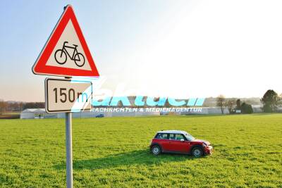 Horrorunfall - 82-Jähriger übersieht mit seinem Fahrrad eine Mini-Fahrerin und wird erfasst - Zweiradfahrer verstirbt
