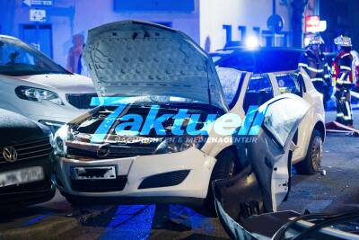 Schwerer Verkehrsunfall auf der Berliner Straße in Essen - Person aus Fahrzeug gerettet