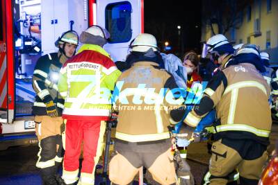Schwerer Verkehrsunfall auf der Berliner Straße in Essen - Person aus Fahrzeug gerettet