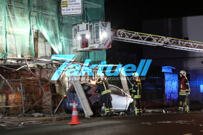 Auto kracht in Baugerüst und reißt dieses weg - Feuerwehr flext das Auto frei