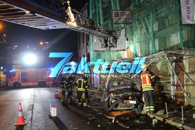 Auto kracht in Baugerüst und reißt dieses weg - Feuerwehr flext das Auto frei