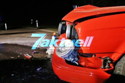 Schwerer Unfall mit Taxi - BMW kracht mit hoher Geschwindigkeit in entgegenkommendes Taxi - Fahrerin schwerst verletzt