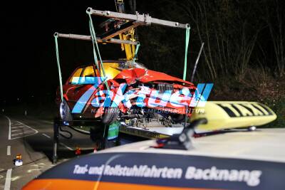 Schwerer Unfall mit Taxi - BMW kracht mit hoher Geschwindigkeit in entgegenkommendes Taxi - Fahrerin schwerst verletzt