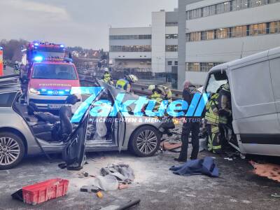 Frontalzusammenstoß an der B27 bei Audi Neckarsulm - 2 Personen schwer Verletzt von Feuerwehr aus Fahrzeuge befreit