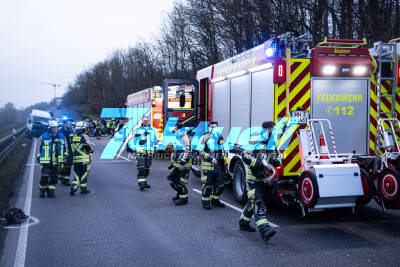 Frontalzusammenstoß an der B27 bei Audi Neckarsulm - 2 Personen schwer Verletzt von Feuerwehr aus Fahrzeuge befreit