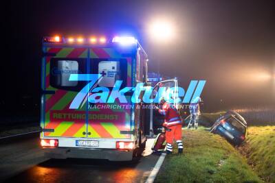 19-Jährige weicht Reh aus und crasht in Graben - Feuerwehr Lüdinghausen rettet sie schonend aus Fahrzeug
