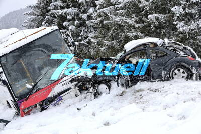Drei Tote auf schneebedeckter Fahrbahn: PKW mit SaisonarbeiterInnen kracht in Linienbus - Drei Tote im PKW, Busfahrer in Lebensgefahr - VW Beetle massiv zerstört