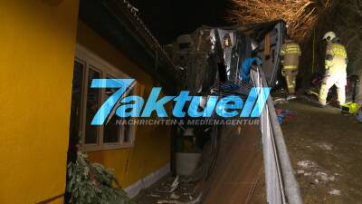 Reisebusunglück: 1 Toter und Verletzte: Deutscher Reisebus stürzt über Böschung und kracht auf Firmengebäude-Flachdach