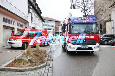 Küchenbrand greift auf gesamtes Wohnhaus über - Gebäudeubrand in Vaihingen an der Enz - Feuerwehr mit Großaufgebot im Einsatz