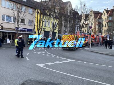 Zwei Menschen erstochen und Haus angezündet? Messer-Mann vor Brandobjekt durch Polizei festgenommen - Feuerwehr rettet aus Brand-Haus zwei Personen