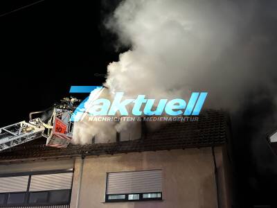 Dachstuhlbrand mit Flammen aus Dach - 93-Jähriger bewusstlos aufgefunden und gerettet - Fahrzeug kracht gegen Hydrant-Standrohr - Wasserfontäne