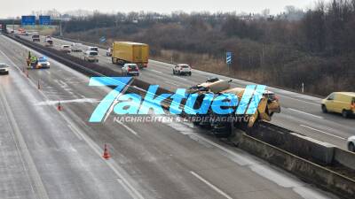 Betonmischer auf Autobahn umgekippt! BAB 14: Betonmischer fährt auf Mittelleitplanke und kippt auf Autobahn um - Unfall auf A14 an AS Leipzig-Ost