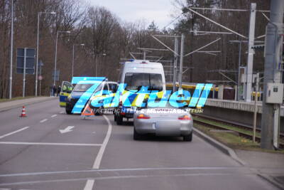 In Gegenverkehr geraten und mit zwei Fahrzeugen zusammengeprallt - Mehrere Verletzte - Kirchheimer Str. gesperrt - Polizei sucht Zeugen