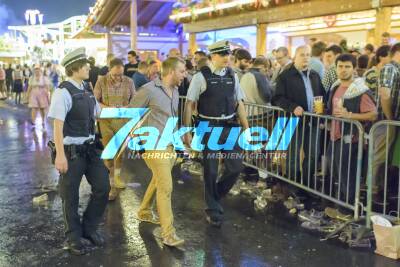 Cannstatter Wasen: Featurebilder am Abend - alle Zelte von Außen, Fahrgeschäfte, Festnahme, Rettungsdienst