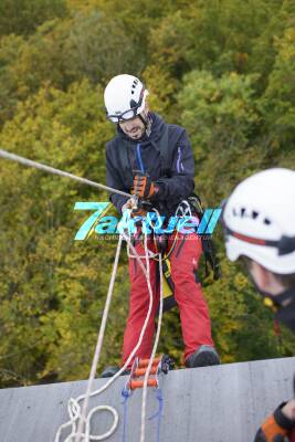 Neu gegründete Höhenrettungsgruppe der Feuerwehr Neuhausen übt an Sulzbachtalbrücke in großer Höhe