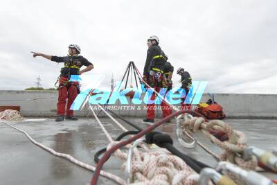 Neu gegründete Höhenrettungsgruppe der Feuerwehr Neuhausen übt an Sulzbachtalbrücke in großer Höhe
