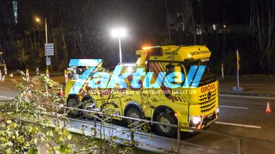 Ferngesteuerte Bergeraupe im Einsatz - Bergung der beim Parkhaus-Großbrand ausgebrannten Fahrzeuge