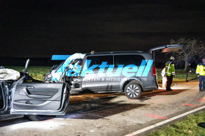 Fünf Tote bei Horrorcrash - Hochmotorisierter BMW kracht frontal in entgegenkommendes Taxi - 5 junge Menschen sterben in Fahrzeugwracks