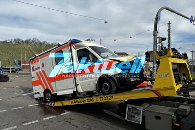 Rettungswagen mit Blaulicht kracht in Pkw - Stauchaos am Pragsattel