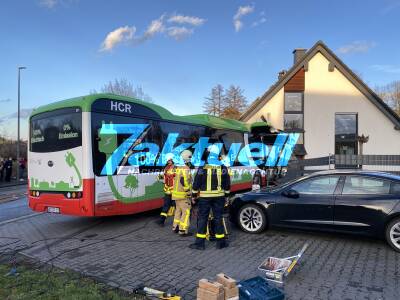 Castrop-Rauxel: Bus wird geborgen - E-Bus fährt in Wohnhaus - Busfahrer eingeklemmt - Haus einsturzgefährdet