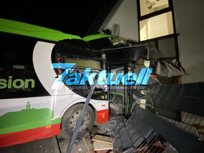 Castrop-Rauxel: Bus wird geborgen - E-Bus fährt in Wohnhaus - Busfahrer eingeklemmt - Haus einsturzgefährdet