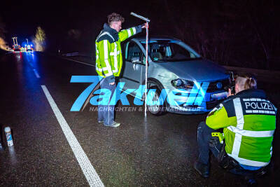 Frontalcrash mit 2 Fahrzeugen auf B297 - Feuerwehr befreit eingeklemmte Person aus Auto in Dachlage