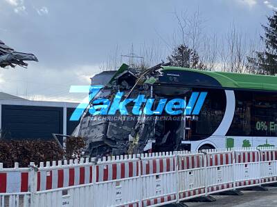 Castrop-Rauxel: Bus wird geborgen - E-Bus fährt in Wohnhaus - Busfahrer eingeklemmt - Haus einsturzgefährdet