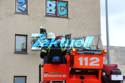 Hausbrand - Feuerwehr und Malteser üben im Leipziger Westen