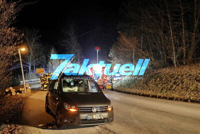 Unfallfahrer und Beifahrer flüchten und lassen verletzte PKW Lenkerin des anderen PKW  zurück - Flüchtender von Polizei zwar telefonisch erreicht, aber er stellt sich nicht