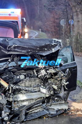 21-Jähriger rast in Gegenverkehr, zwei Schwerverletzte, Polizeibeamter nach Dienstende kommt als Ersthelfer direkt dazu 