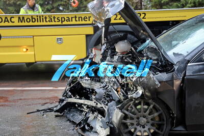 21-Jähriger rast in Gegenverkehr, zwei Schwerverletzte, Polizeibeamter nach Dienstende kommt als Ersthelfer direkt dazu 