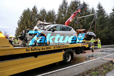 21-Jähriger rast in Gegenverkehr, zwei Schwerverletzte, Polizeibeamter nach Dienstende kommt als Ersthelfer direkt dazu 